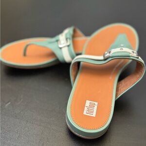 Fitflop Gracie Stud-Buckle leather sandal. Bay green / cream